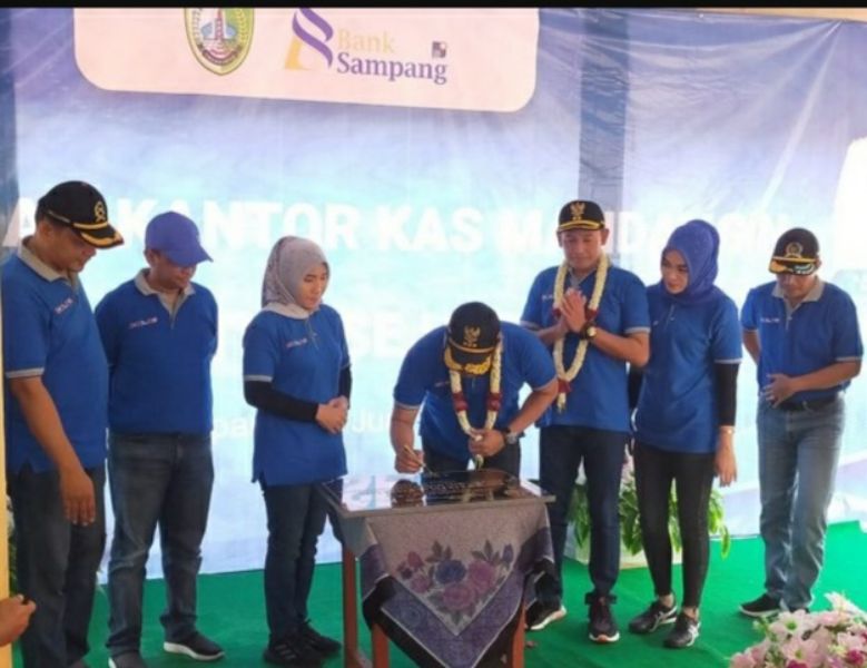 Bupati Sampang H. Slamet Junaidi meresmikan Kantor Kas Bank Sampang dipulau Mandangin.