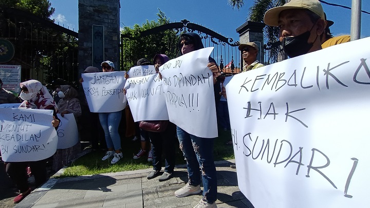 Aksi unjuk rasa menolak tuntutan Jaksa Penuntut Umum (JPU) terkait kasus KDRT di Kabupaten Kediri diwarnai kericuhan, Kamis (2/6/2022).