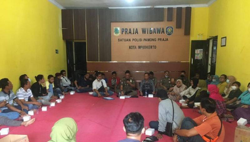 Satpol PP Kota Mojokerto saat melakukan pembinaam PKL Jalan Majapahit di Aula Kantor Satpol PP.