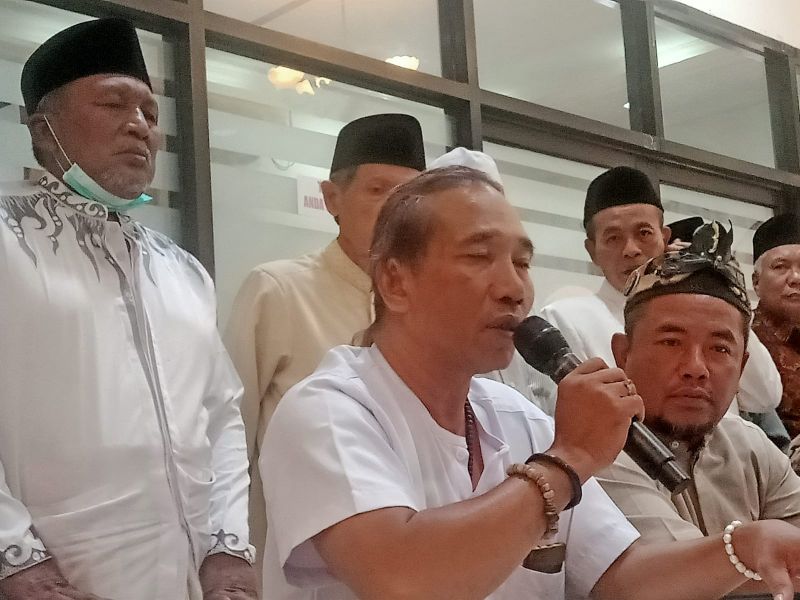 Anggota DPRD Gresik dari Fraksi Partai Nasdem Nur Hudi Didin Arianto saat membacakan ikrar tobat nasuha disaksikan para ulama dan puluhan awak media,  di Aula MUI Masjid Agung Gresik, Kamis (9/6).