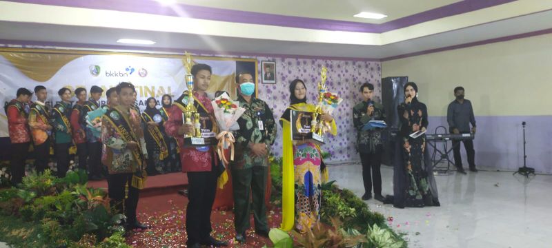 Kepala Dinas Kesehatan Sampang, dr Abdullah Najich saat memberikan hadiah kepada pemenang Duta GenRe TA 2022.