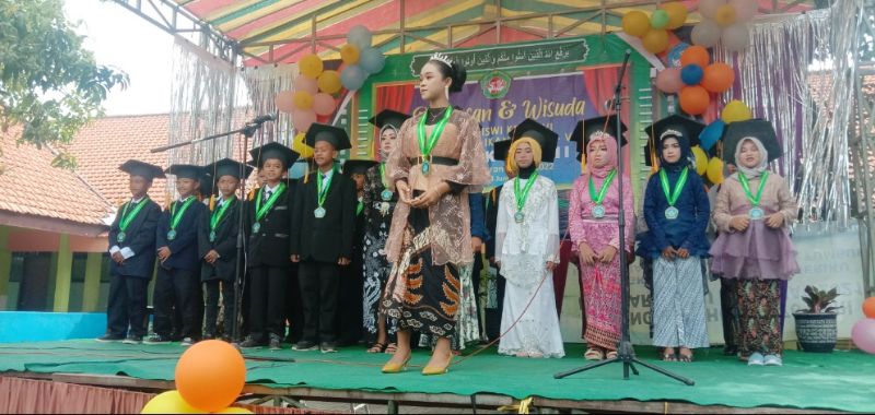 Suasana pelepasan dan wisuda Siswa SDN Dukuhsari 1 Jabon Sidoarjo.