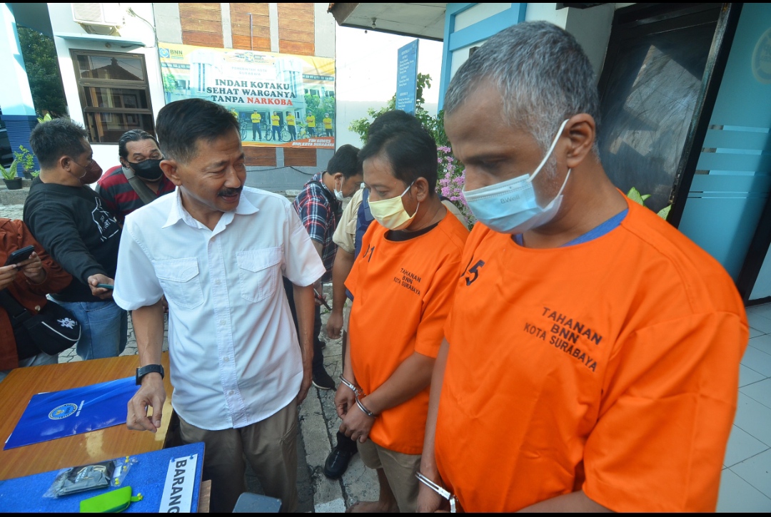 Kepala BNN Kota Surabaya, AKBP Kartono bersama kedua pelaku pengedar sabu sabu saat ungkap kasus peredaran Narkoba di BNN Kota Surabaya, Jumat 26/6/2022. Sp/Arlana