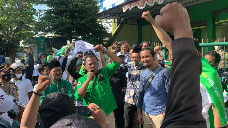 Puluhan massa yang mengatasnamakan Front P3 (Pembela Penegak PPP) menggelar aksi demonstrasi di depan Kantor DPW PPP Jatim, Jumat (24/6) siang.

