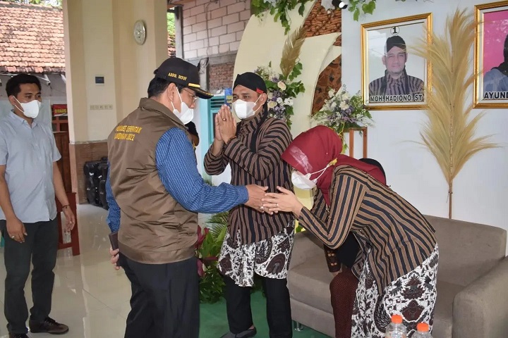 Wabup saat sidak Pilkades di Desa Tugu Kecamatan Mantup. SP/MUHAJIRIN KASRUN