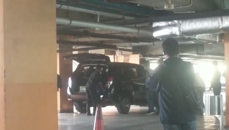 Penyidik KPK memasukkan berkas hasil penggeledehan di apartemen Bendum PBNU Mardani H Maming.