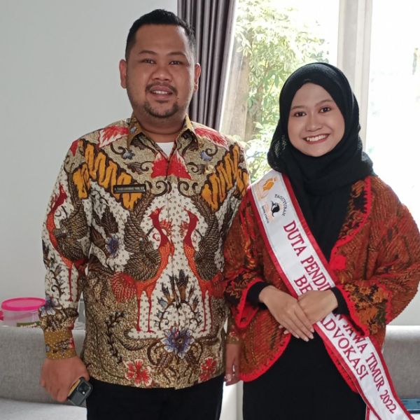 Shafa Aqilah Ayuputri Rahfidytya saat diterima Bupati Gresik Fandi Akhmad Yani di rumah kediaman.
