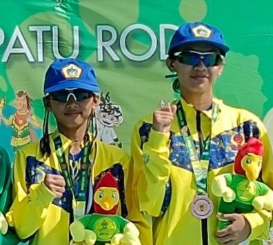 Memey dan Billa saat menerima medali emas dan perunggu di kelas 500 m ITT Putri ajang Porprov Jatim ke-7 di Lumajang.
