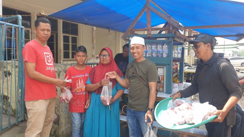 Ketua  KWG, M.Syuhud Almanfaluty bersama pengurus dan anggota saat mempersiapkan pembagian hewan kurban.
