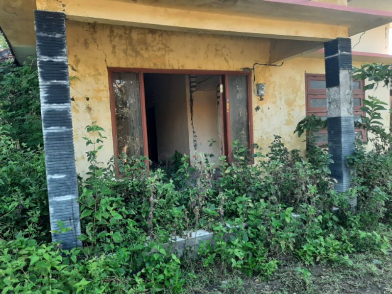 Foto Polindes di desa Anggersek mangkrak.