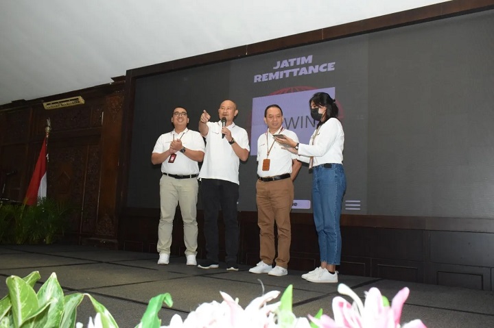 Bupati bersama Direktur Komersial dan Korporasi Bank Jatim, Edi Masrianto dan pimpinan Bank Jatim Lamongan, saat Soft Launching Jconnect Remittance di Pendopo Lokatantra setempat. SP/MUHAJIRIN