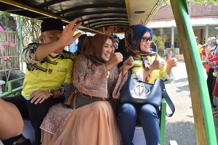 Bupati dan istri menyapa warga Kalitengah Lamongan. SP/MUHAJIRIN KASRUN