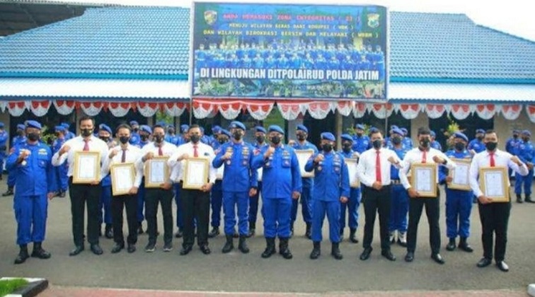 Upacara resmi terima penghargaan di halaman utama Markas Ditpolairud Polda Jatim, Kamis (28/07/2022).