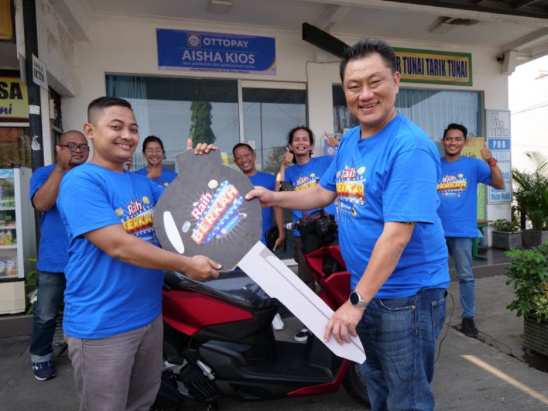 Aisha Kios, pemenang utama dan Grand Prize Raih Berkah OttoPay hari ini menerima langsung hadiah Handphone dan Motor dari OttoPay. 