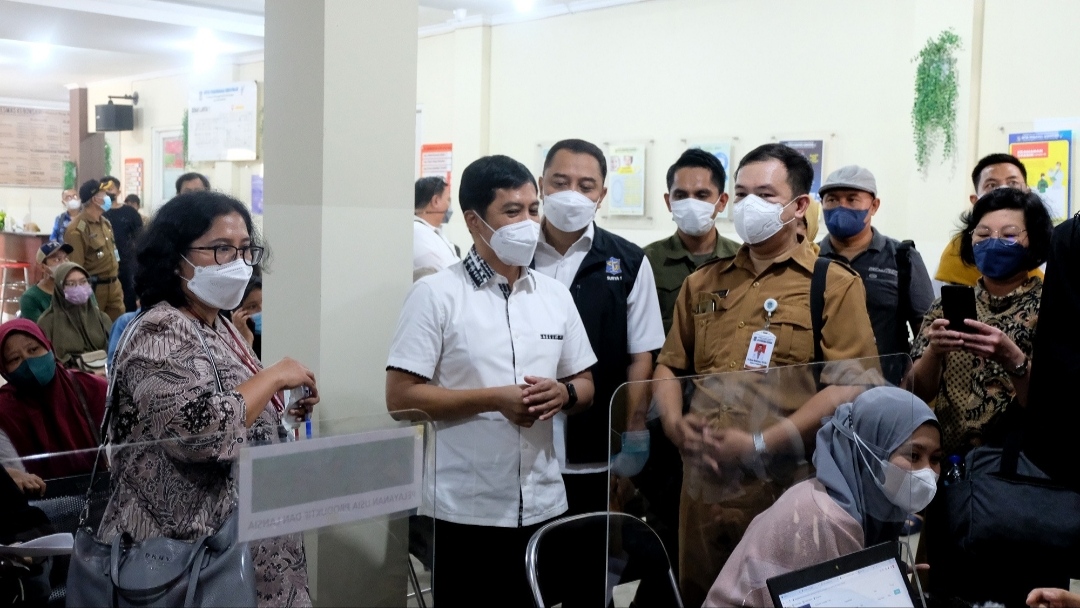 Wali Kota Eri mendampingi kunjungan Wamenkes RI dr. Dante Saksono Harbuwono di Kota Surabaya, Senin (1/8/2022). SP/HPS