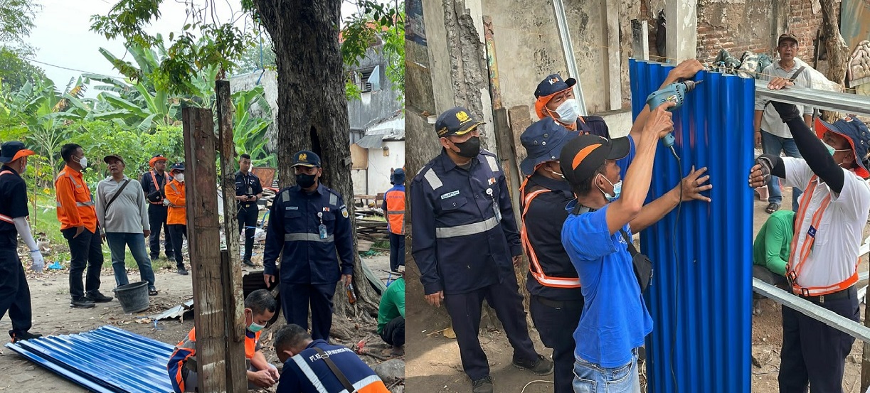 Penertiban lahan oleh PT. Kereta Api Indonesia (Persero) Daop 8 Surabaya di Jalan Ambengan Nomor 91A Surabaya, Selasa (02/08/2022).