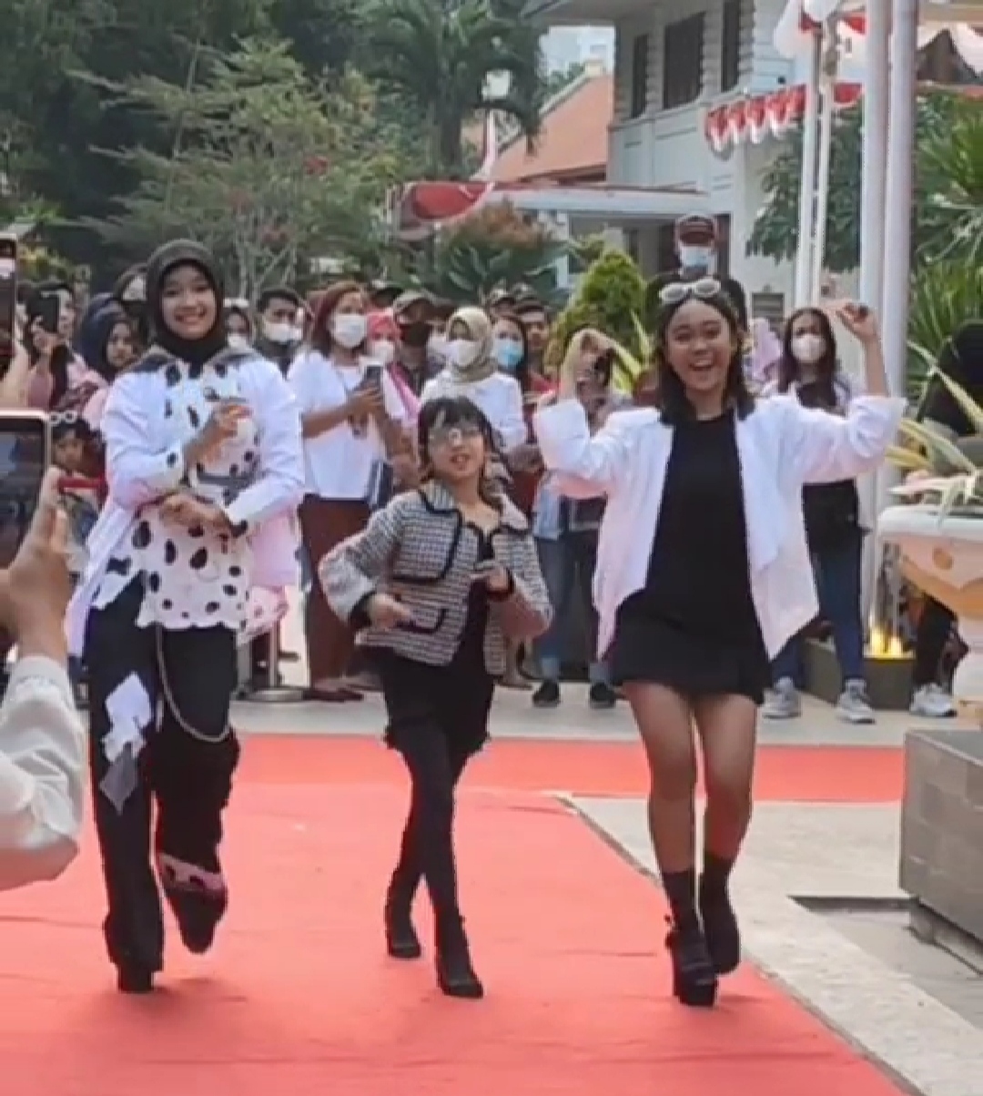 Salah satu model sedang berlenggak-lenggok di acara Mejeng Nang Suroboyo di halaman Alun-alun Surabaya.
