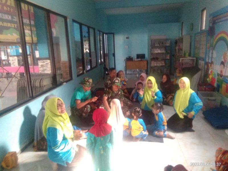 Danton zeni Pasmar 2 didampingi beberapa anggotanya melaksanakan komunikasi sosial dengan anak-anak Desa Rejeni  untuk meningkatkan hobby gemar membaca buku.