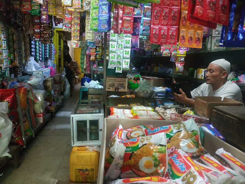 Buani (55), salah satu penjual mie instan kemasan di Toko Dani Jaya yang berlokasi di selatan Pasar Wonokromo (DTC).