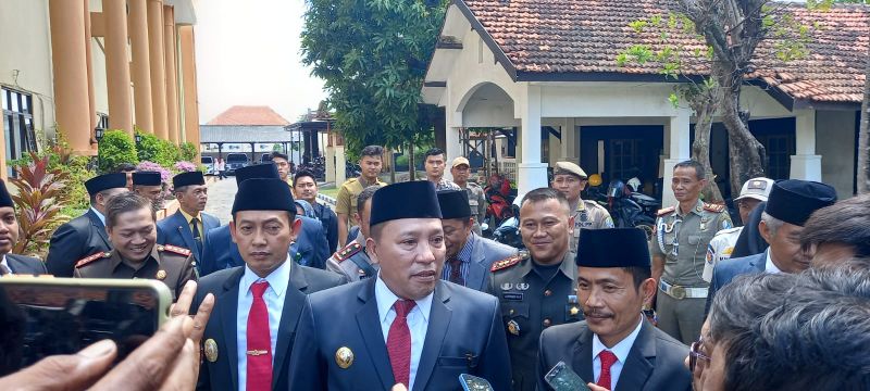 Bupati Sampang H . Slamet  Junaidi saat keliling halaman DPRD Kabupaten Sampang.