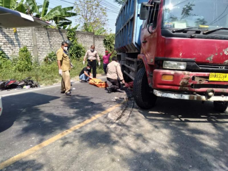 Petugas saat mengevakuasi ketiga korban dari kolong truk yang tidak kuat berjalan di tanjakan Bungah.