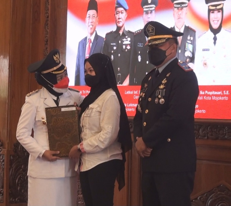 Wali Kota Ning Ita dan Kalapas Mojokerto Dedy Cahyadi saat menyerahkan remisi bebas napi asal Kota Mojokerto 