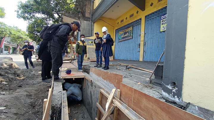 Kepala Dinas Pekerjaan Umum dan Penataan Ruang Kota Kediri, Endang Kartikasari saat melakukan sidak