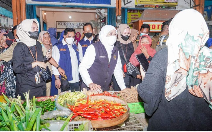 Gubernur Jatim Khofifah Indar Parawansa saat sidak di Pasar Babat. SP/IST