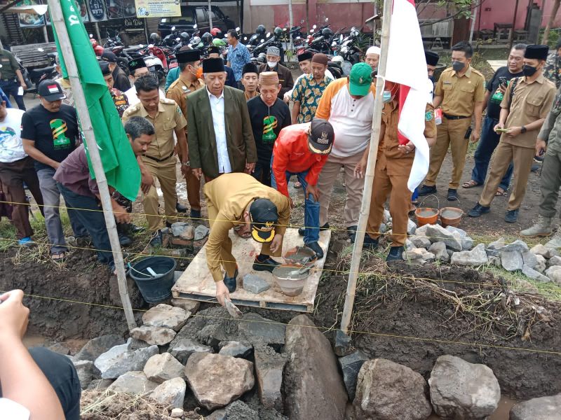 Peletakan Batu Pertama Oleh Wakil Bupati Pasuruan.
