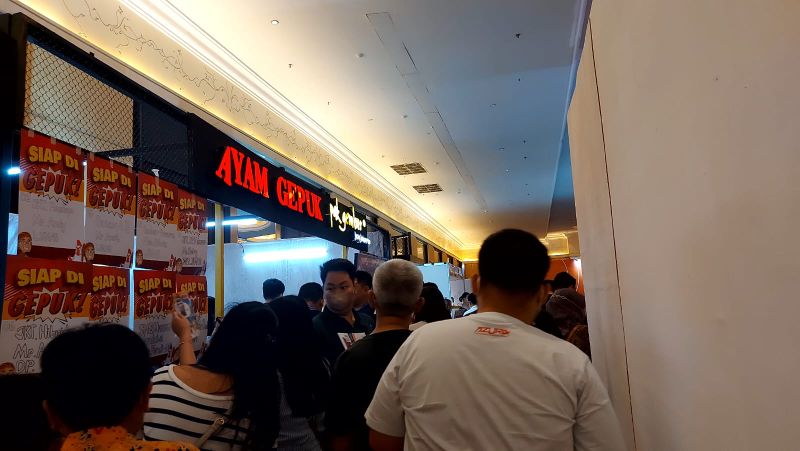 Stan Ayam Gepuk Pak Gembus, dipadati pengunjung.