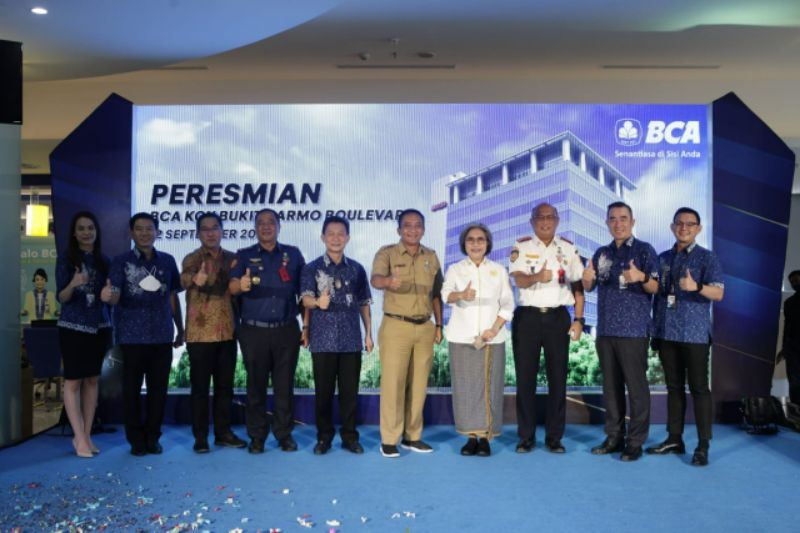 Direktur BCA Frengky Chandra Kusuma (kelima kiri) didampingi oleh Kepala Kantor Wilayah III Surabaya Hendrik Sia (kedua kiri) dan Kepala Kantor Cabang Utama Bukit Darmo Boulevard Sony Ukar Dinata  (kedua kanan).