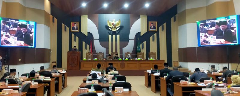 Wakil Bupati Pasuruan saat menyampaikan Raperda no APBD tata organisasi dan tata kerja BPBD  no 08 tahun 2010.