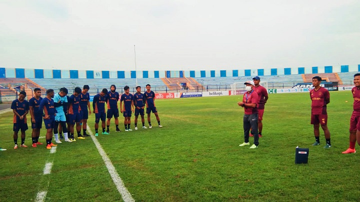 Fahri Husaini saat memberikan arahan kepada pemainnya untuk persiapan laga melawan Gresik United. SP/MUHAJIRIN KASRUN