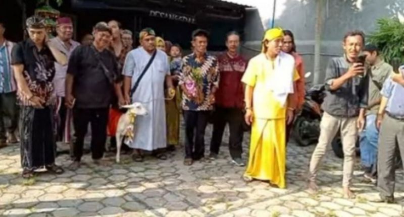 Peristiwa ritual pernikahan manusia dengan seekor kambing di Gresik.