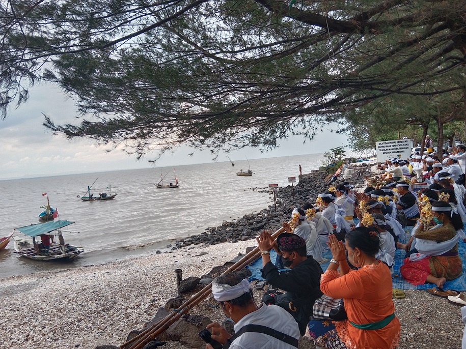 Prosesi sembahyang sebelum melarung abu jenazah saat upacara Ngaben, di Pantai Batu-Batu Bulak Kenjeran, Surabaya, Jumat (30/9/2022). SP/Ariandi.