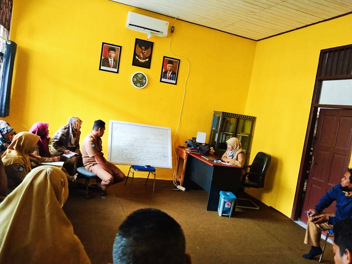 Kepsek SMKN 1 Muara Uya Rita Herlina saat memimpin rapat persiapan pelaksanaan ultah. SP/MUHAJIRIN KASRUN