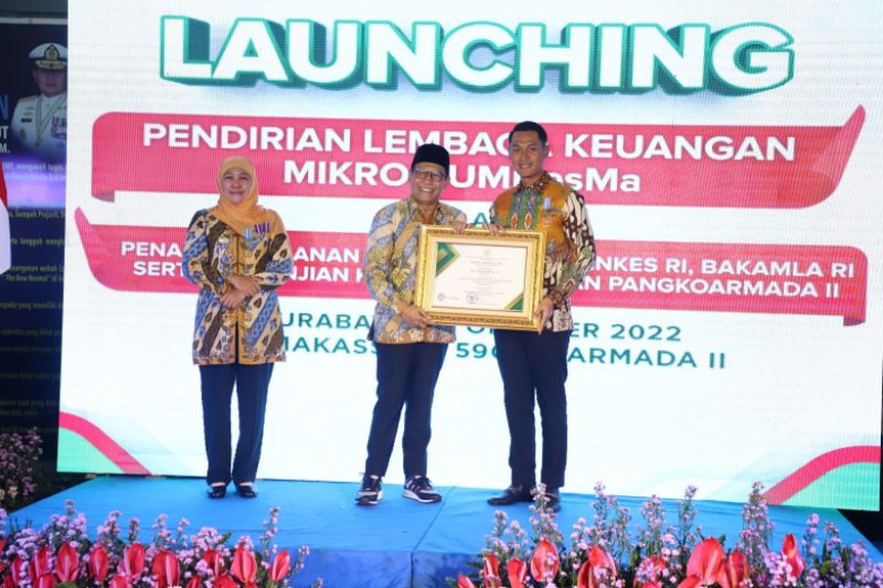 Bupati Tuban saat menerima penghargaan dari Mendes PDTT.