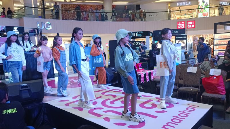 Fashion show dan pengenalan koleksi terbaru Exit Group bersama Matahari Department Store di Atrium Tunjungan Plaza 3 Surabaya, Minggu (6/11/2022).