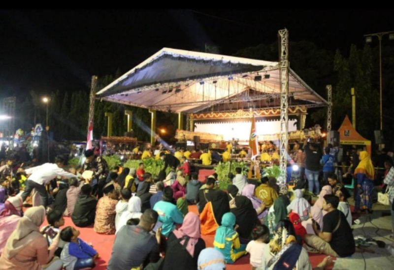Suasana masyarakat saat menontotn wayang kulit dalam peringatan HJT ke-729, sumpah Pemuda dan Sosialisasi Gempur Rokok Ilegal.