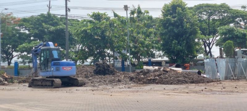 Tampak alat berat di depan pintu terminal Bunder dan tumpukan bahan galian yang tidak memperhatikan keselamatan publik dalam pengerjaan proyek reservoir. 