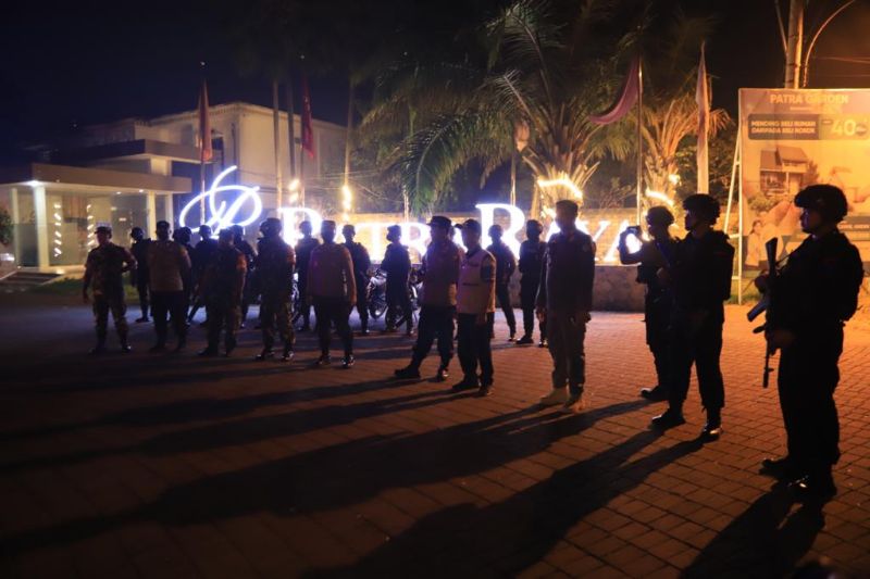 Suasana patroli dengan pasukan cukup besar di sebuah jalan raya di wilayah Kecamatan Cerme, Gresik.