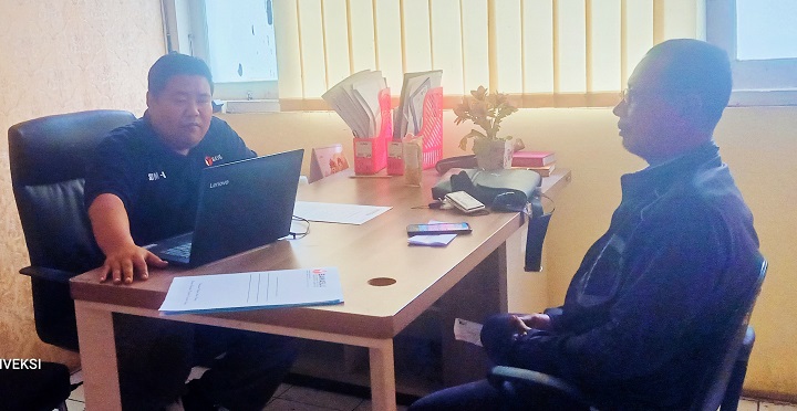 M. Nadhim Komisioner Bawaslu Lamongan saat memeriksa dan memintai klarifikasi kepada Yanto pengadu. SP/MUHAJIRIN 