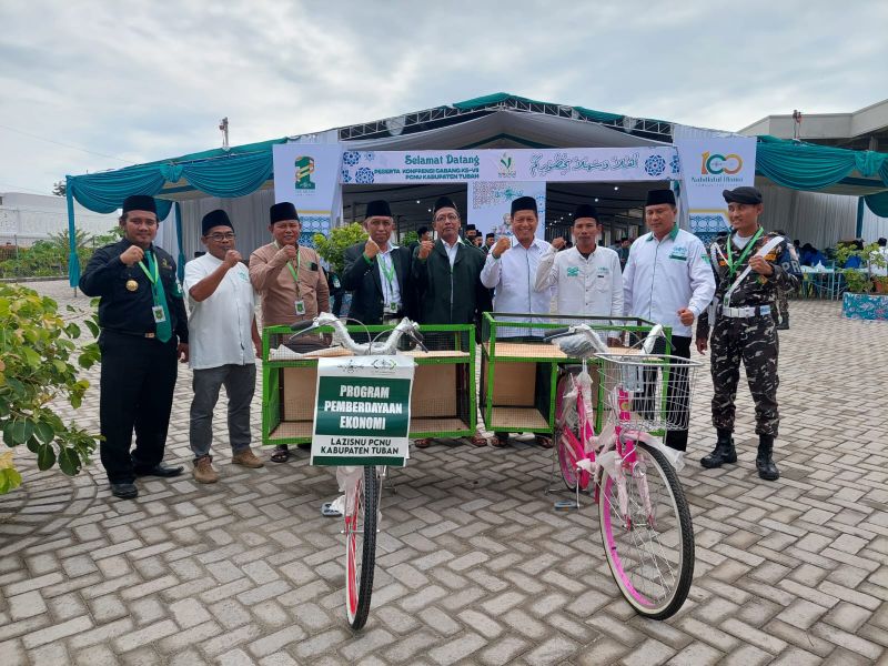 Penyerahan secara simbolis sepedah dagang keliling oleh LAZIZNU Tuban kepada para ibu- ibu 