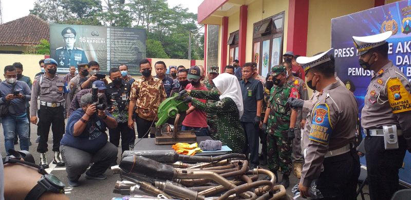 Bupati Blitar saat memotong knalpot brong.