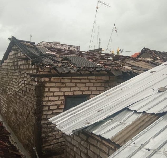 Genting rumah warga yang berserakan disapu angin.
