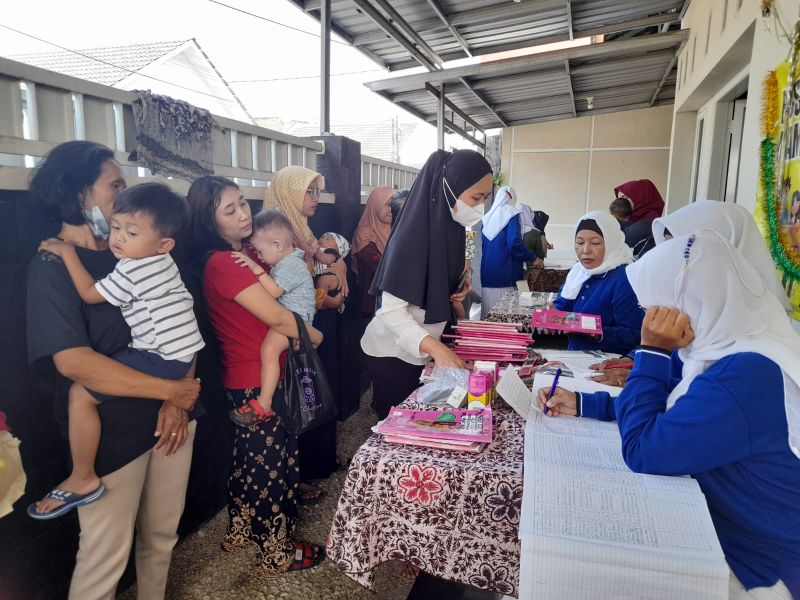 Posyandu yang digelar oleh PKK RW 06 Perum Bukit Bambe Gresik.