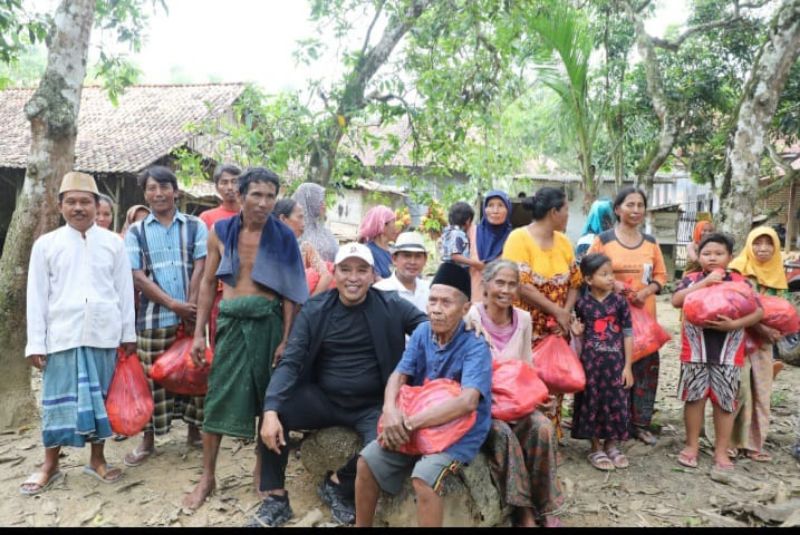 Bupati H.Slamet Junaidi dan Wabup H.Abdullah Hidayat saat temui wong cilik berbagi sembako.