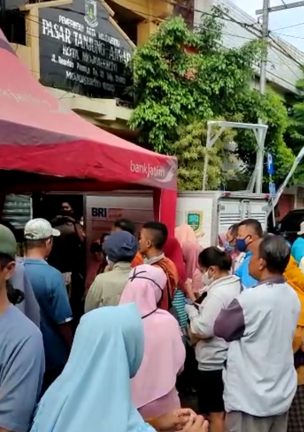 Operasi pasar murah di Pasar Tanjung Anyar Kota Mojokerto diserbu pembeli.
