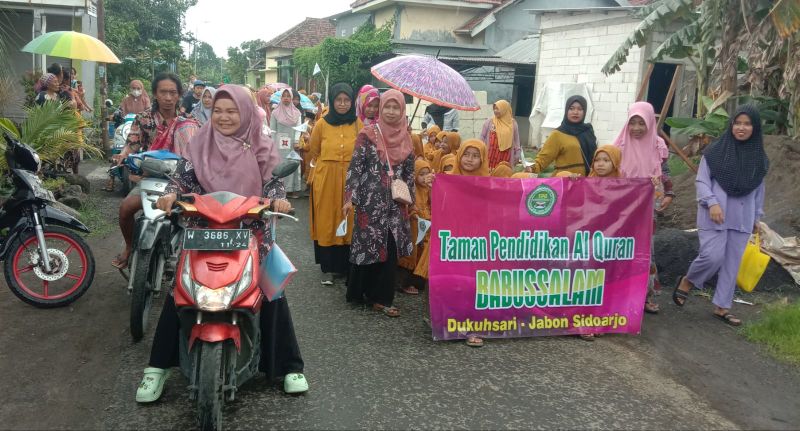 Warga juga mengadakan kirab.