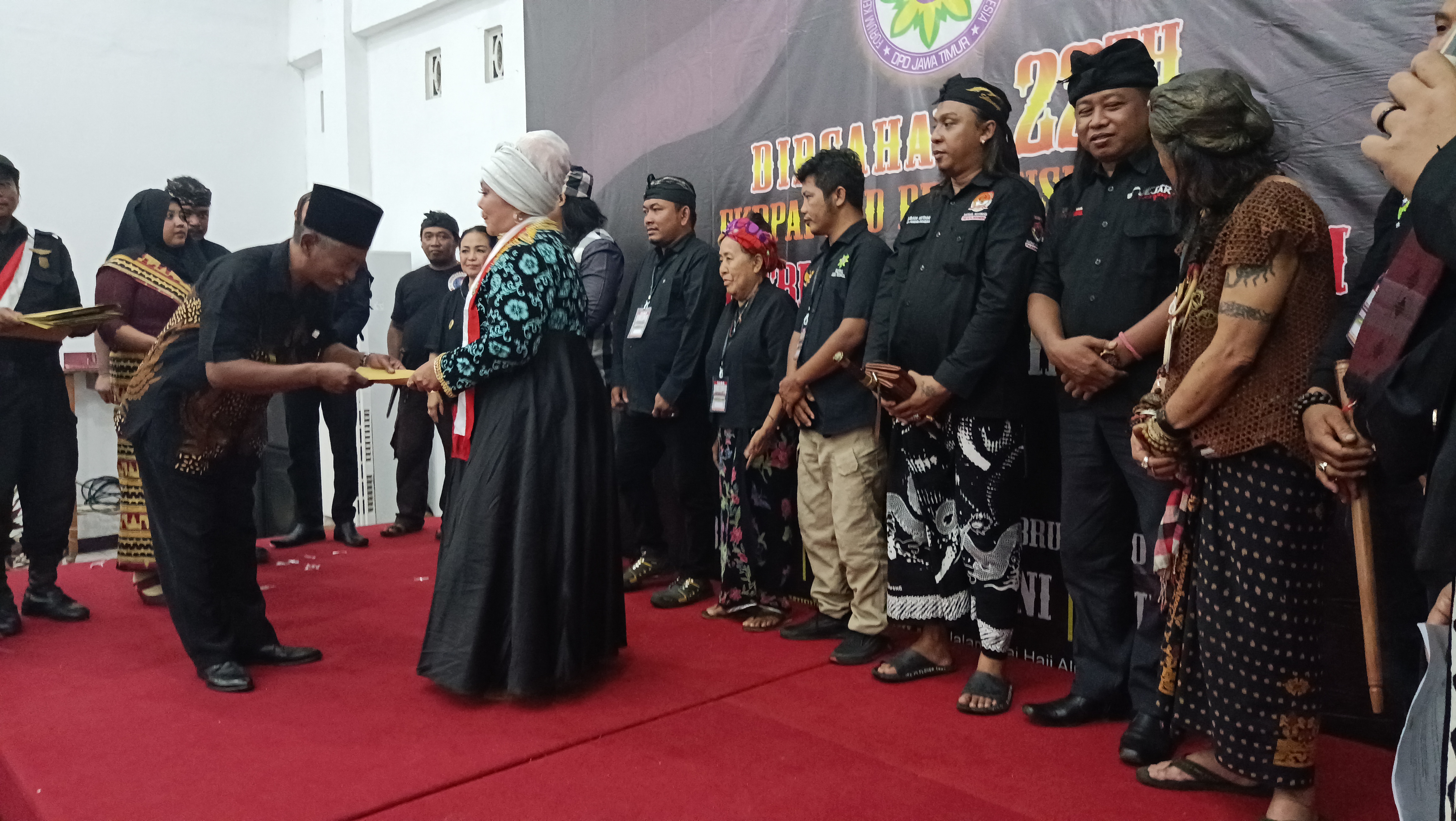 Ketua DPD FKPPAI Jatim, Gus Yamin menyematkan cinderamata kepada Pendiri oraganisasi paca acara puncak HUT ke-22 FKPPAI di Museum Mpu Tantular, Sidoarjo Minggu (26/2/2023). Sp/Arlana